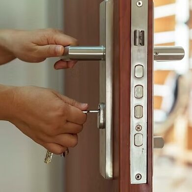 Locksmith assisting a customer with an emergency lockout