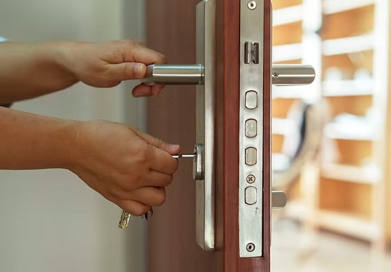Emergency lockout locksmith service